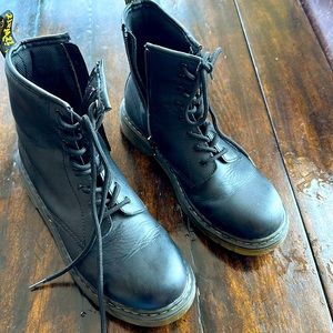 Its size US6 few tine worn, it is in a very good condition